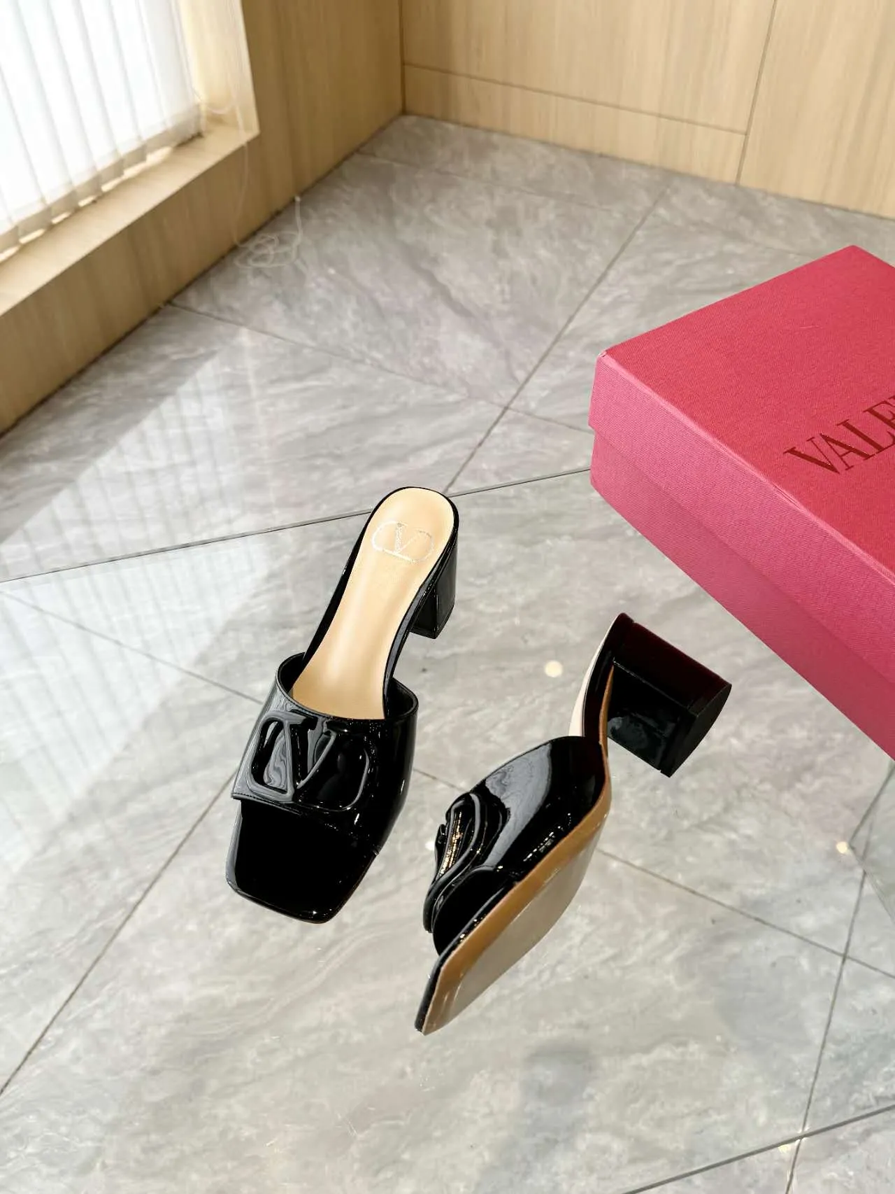 👟👟Ex-factory price 400👟👟 Genuine leather sole +40 Top version 𝑉𝐴𝐿𝐸𝑁𝑇𝐼𝑁𝑂 Valentino new spring and summer new women's slippers. The unique V-buckle brings out a full sense of luxury. The new season will live up to expectations! Worth buying★Absolutely high-grade❥Original method, Absolutely sensual❥Elegant style, creating a different feeling, simple and elegant style!  Code number: 35-41 (34-42 customized, non-refundable) Fabric: Imported cow patent leather, 4 colors available Inner feet: Inner sheepskin Heel height: 6.5CM Leather outsole Rubber outsole